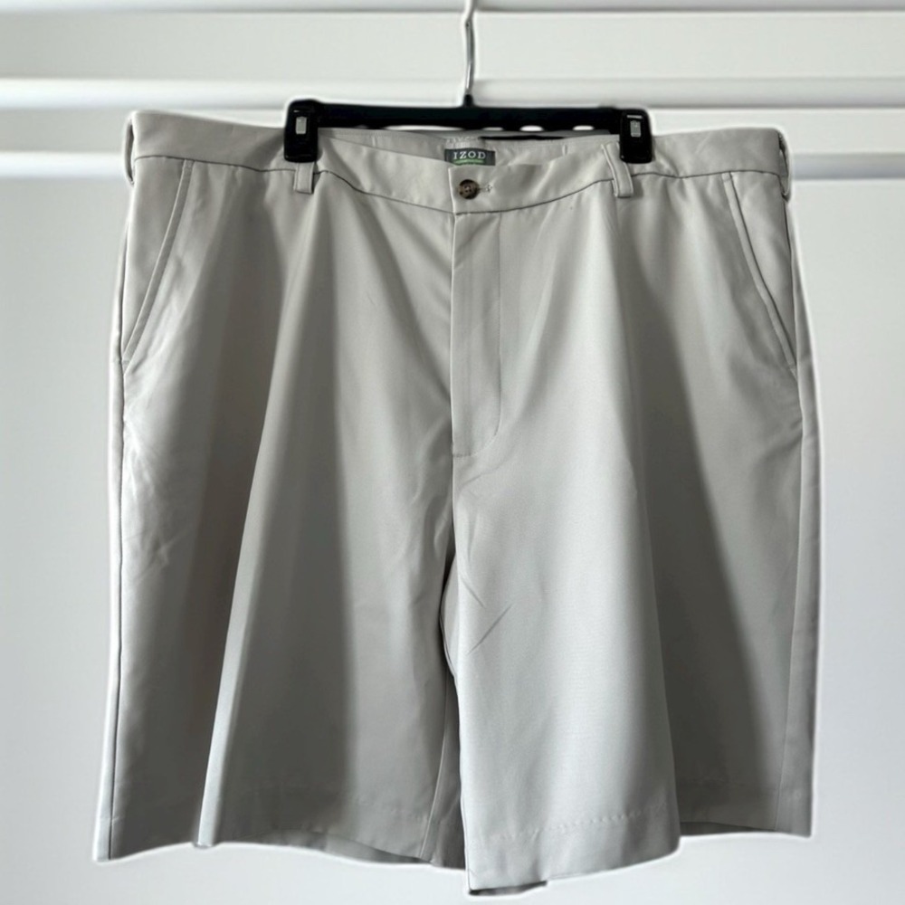 IZOD Golf Shorts Men's Size 42 Cream‎ White Beige Pleated front 9" Inseam